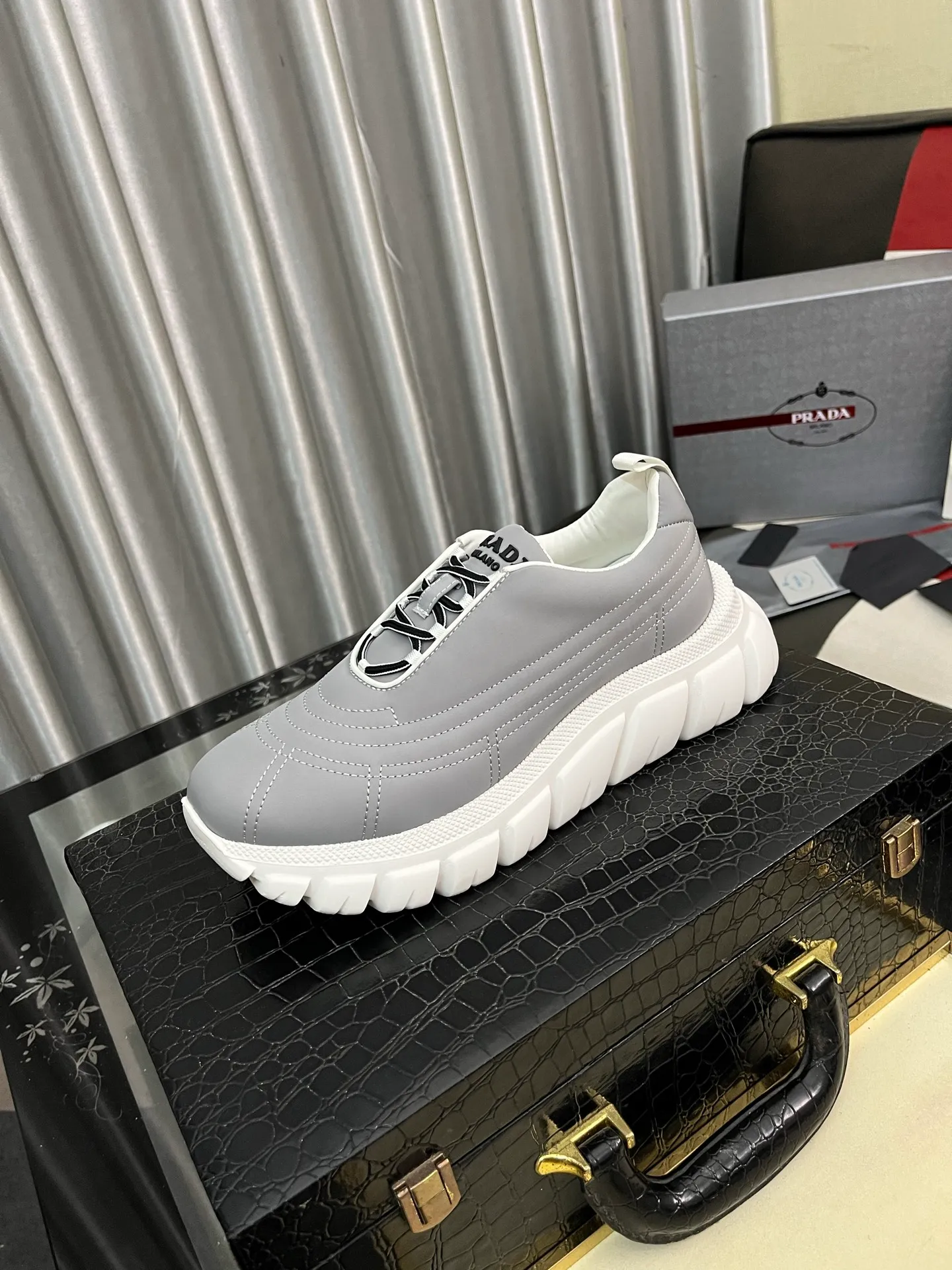 Men's shoes 💰560⌚️⌚️【PRADA】Prada - high-end quality original order 🔍🔍🔍 casual sports shoes - Upper: imported 🔝 Napa calfskin, pebbled calfskin, branded epoxy hollow mesh canvas, shoe body sewn with branded metal fasteners - Lining: water-dyed cowhide - Outsole: ultra-light TPU foam rubber; two-color molded outsole -Ultra-high quality control, fine workmanship, highlighting (high-end, nobility, class) -Size: 38-445️⃣colors available